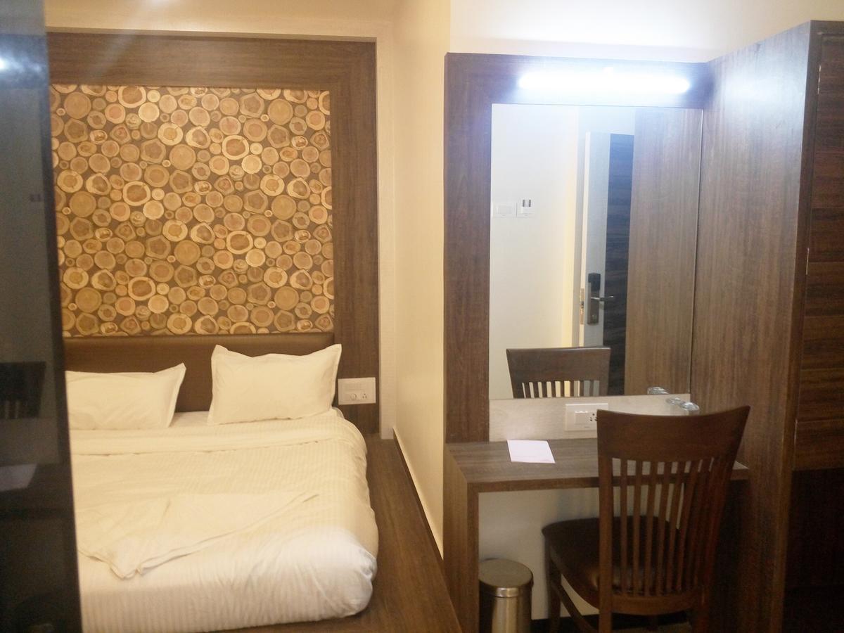 Hotel Pushpak Park Osmanabad Exterior foto